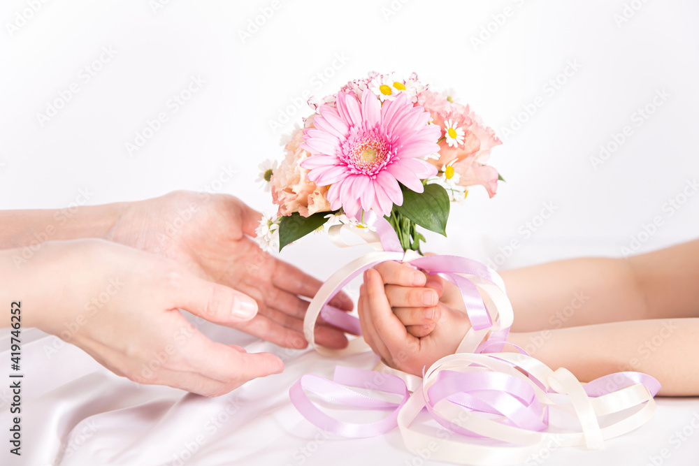 ピンクの花束を渡す子供の手 花のプレゼントイメージ素材 Stock Photo Adobe Stock