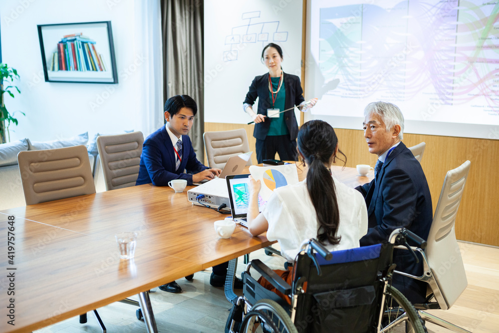 会議に参加する車椅子の女性 会議に参加する車椅子の女性