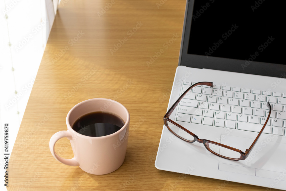 ノートパソコンを使い、在宅勤務するイメージ