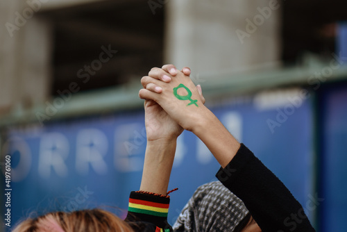green female Gender symbole paintend on hands
