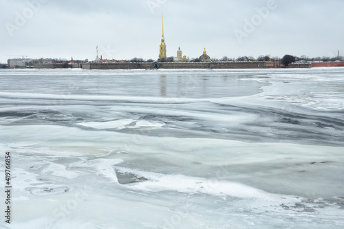 Obraz na płótnie Melting ice on the Neva River. w salonie