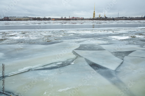 Obraz na płótnie Melting ice on the Neva River. w salonie