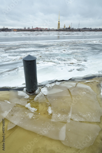 Obraz na płótnie Melting ice on the Neva River. w salonie