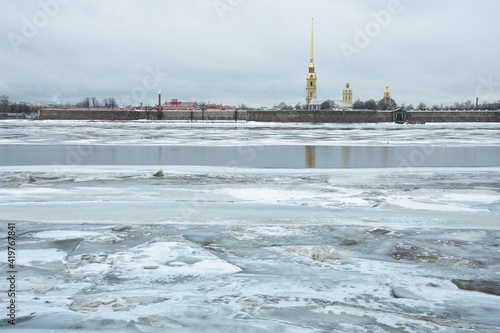 Obraz na płótnie Melting ice on the Neva River. w salonie