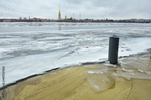 Obraz na płótnie Melting ice on the Neva River. w salonie