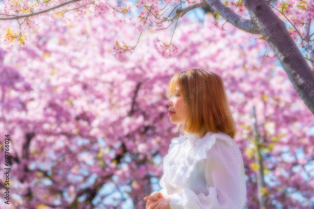 河津桜と若い女性
