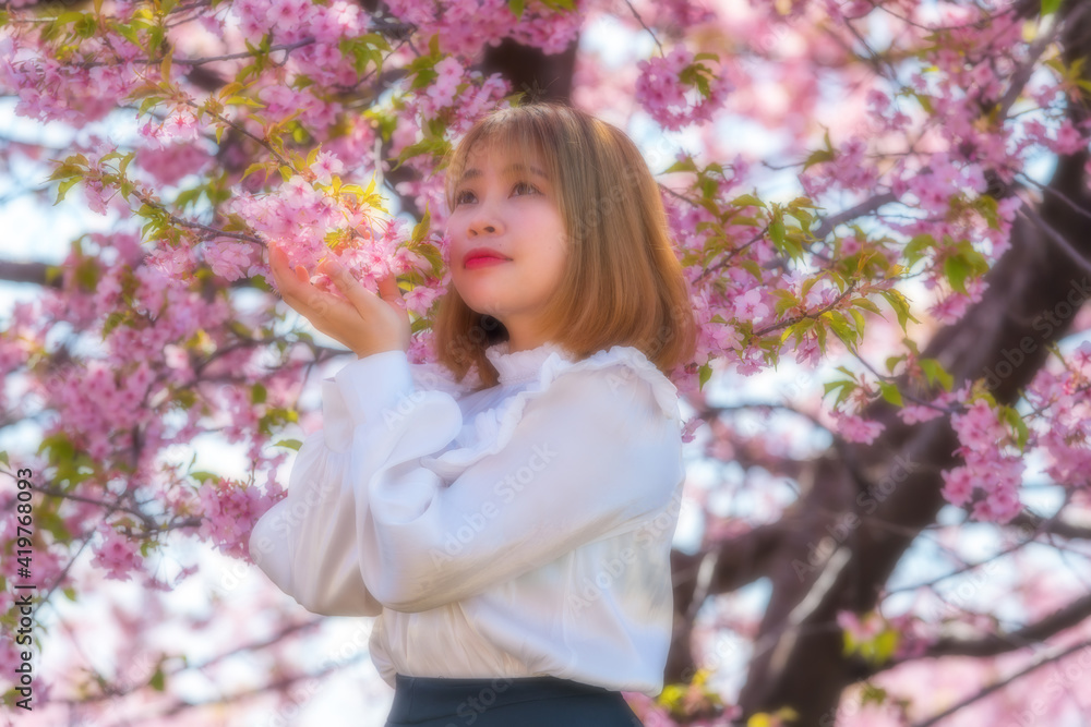 河津桜と若い女性
