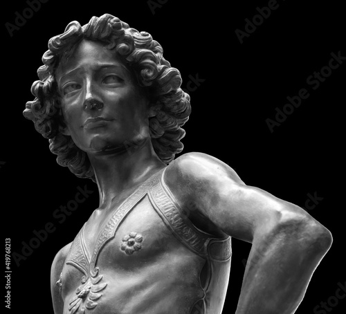 Photo David killer of Goliath ancient statue