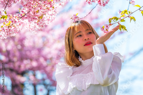 河津桜と若い女性