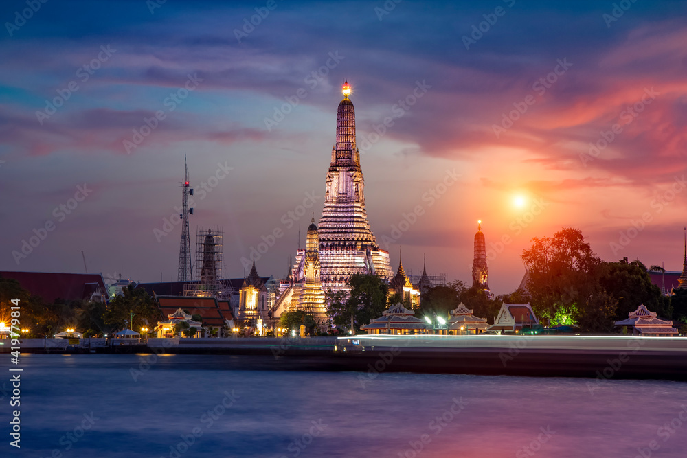 Atmosphere Of Wat Arun Ratchawararam( Wat Makok) ,It is spectacular, This is an important buddhist temple  and a famous tourist destination at bangkok in thailand.