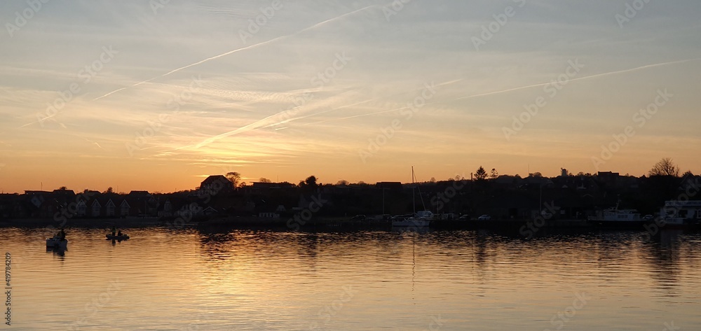 Naklejka premium sunset over the lake