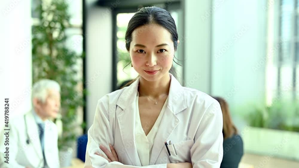 近代的な病院で働く女性医療従事者 近代的な病院で働く女性医療従事者