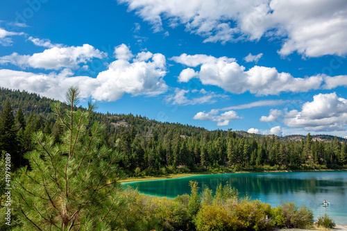 Foto カナダＢＣ州の山奥の森に囲まれた美しいエメラルドグリーンに光る湖