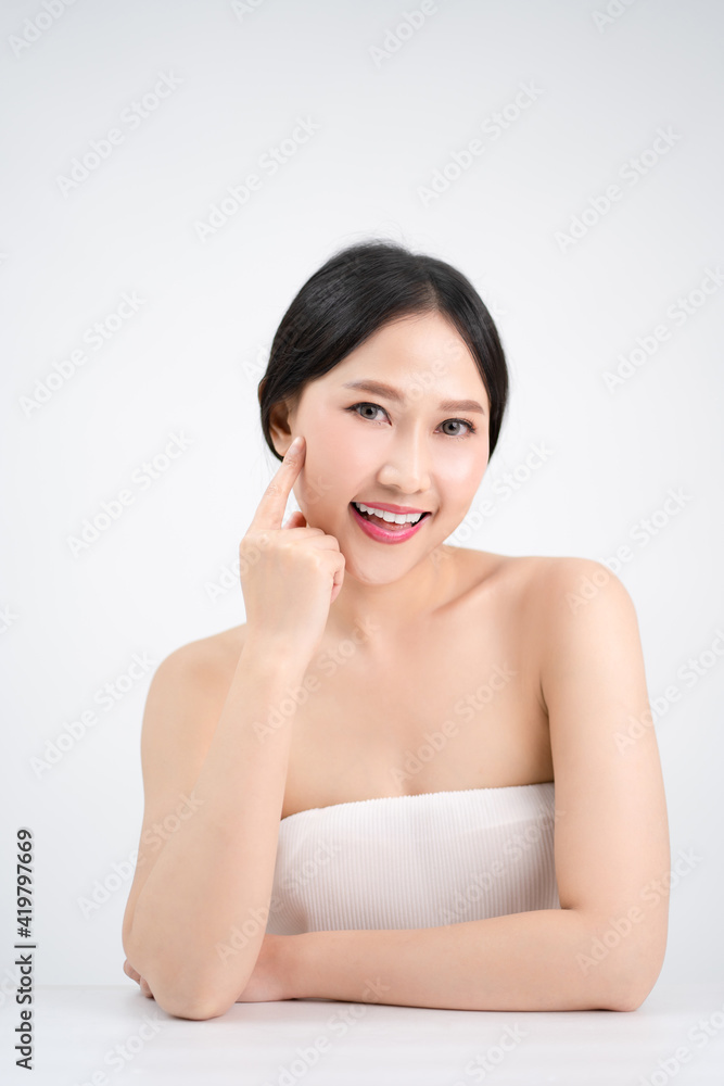 Asian beautiful women have a youthful face. She pointed at her bright, clean skin. Beauty concept Asian beautiful women have a youthful face. She pointed at her bright, clean skin. Beauty concept