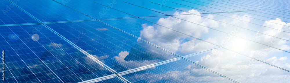 Φωτογραφία Photovoltaic panels installed on the toproof of the factory, sunset background
