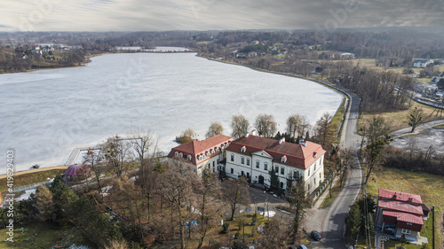pałac w Zebrzydowicach na Śląsku nad stawem zimą z lotu ptaka