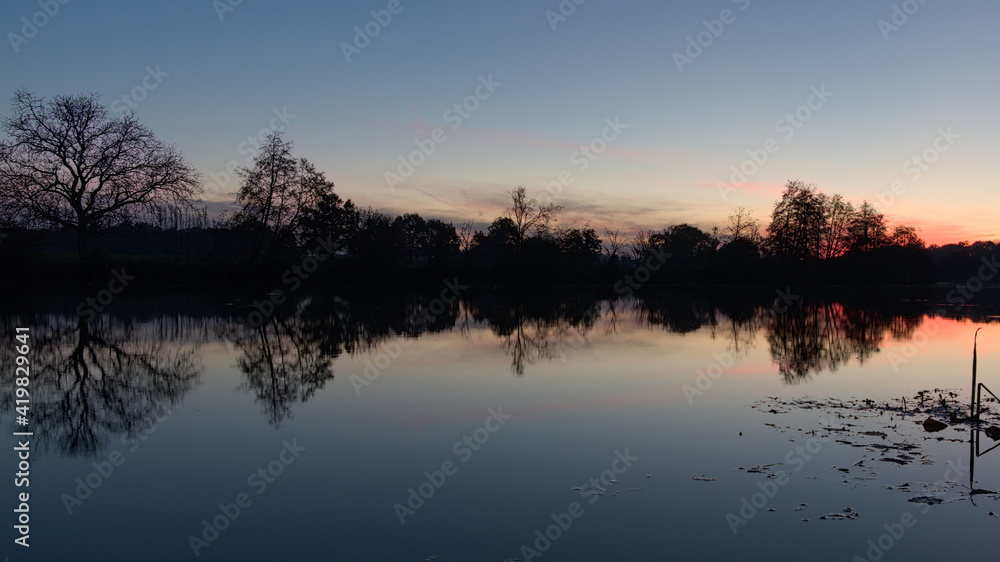 Crépuscule sur la Sarthe calme à Avoise Crépuscule sur la Sarthe calme à Avoise