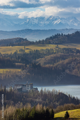 Fototapeta Naklejka Na Ścianę i Meble -  Zamek w Czorsztynie na tle Tatr