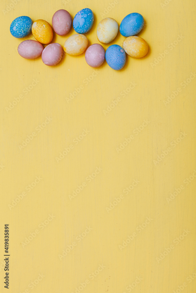 Obraz premium Chicken eggs of different colors feast Christians Easter