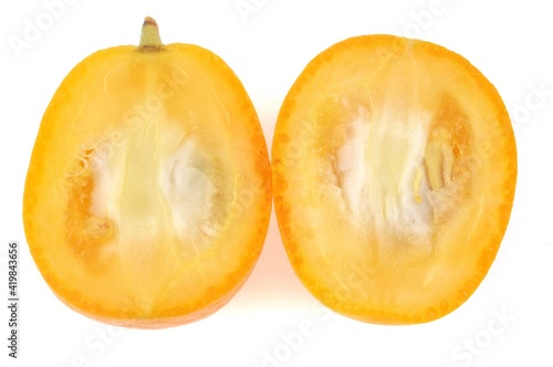 Kumquat coup   en deux en gros plan sur fond blanc