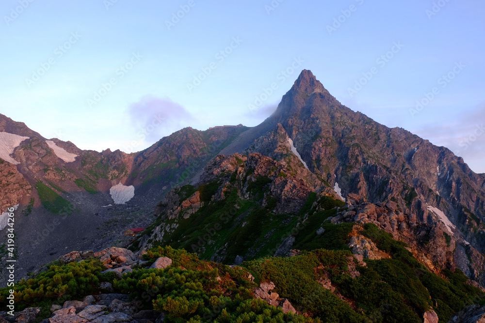 北アルプス　朝の槍ヶ岳を東鎌尾根から望む