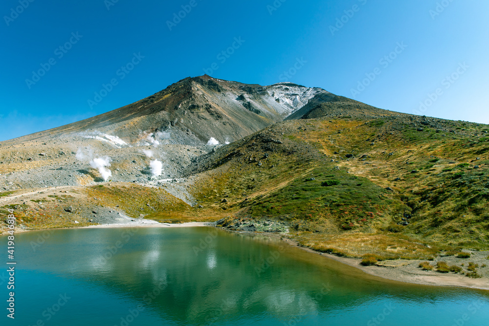 Fototapeta premium 北海道 秋の大雪山旭岳の風景 姿見の池