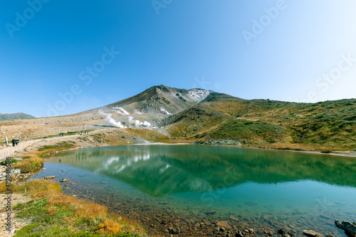 北海道 秋の大雪山旭岳の風景 姿見の池