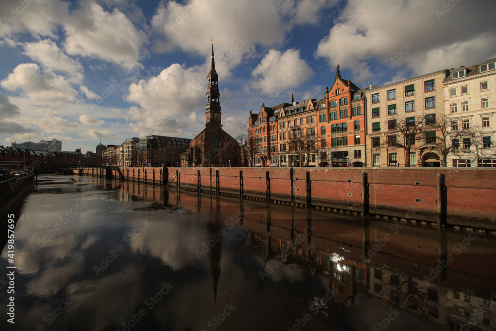 Obraz premium Alt-Hamburg am Zollkanal; Uferfront mit St.-Katharinen-Kirche und Zippelhaus 