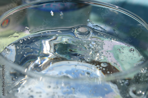 sprudelnde Angelegenheit - Mineralwasser mit Kohlensäure in einem Glas