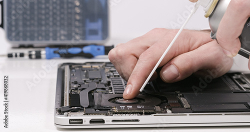 Tableau sur toile Service worker repairing cleaning dust laptop motherboard circuit board cooler w
