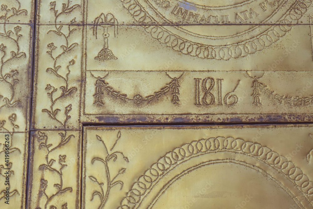 Detalles de la puerta de oro de la Iglesia parroquial de Albalat dels tarongers en la Comunidad Valenciana