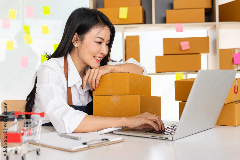 Starting small businesses SME owners female entrepreneurs Use a laptop or notebook to receive and review orders online to prepare to pack boxes, sell to customers, online sme business ideas. Starting small businesses SME owners female entrepreneurs Use a laptop or notebook to receive and review orders online to prepare to pack boxes, sell to customers, online sme business ideas.