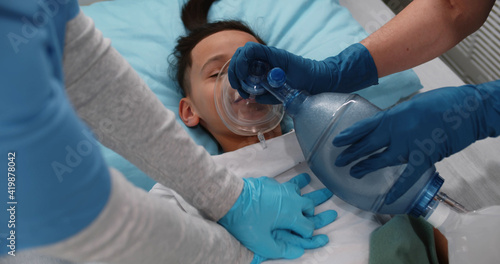 Foto Close up of doctors doing cardiopulmonary resuscitation to preteen african kid