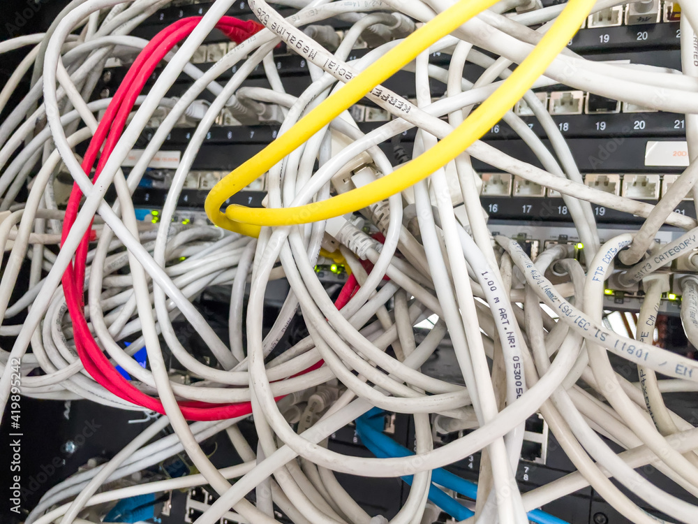 Verkabelung im Serverraum.