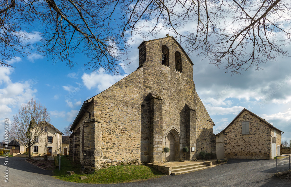 Concèze (Corrèze, France) - Vue panoramique de l'église Saint Julien de Brioude