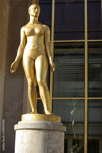 Statue dorée place du Trocadéro à Paris, France