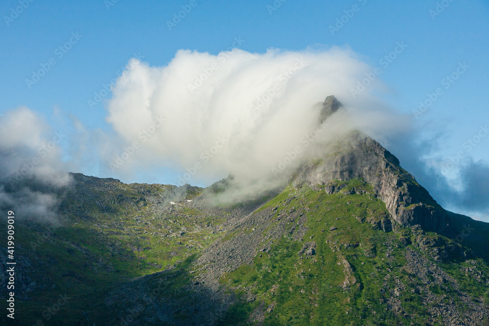 Tiefhängende Wolken über der Insel Senja