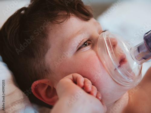 Quadro em tela niño pequeño con inhalador de medicina para el asma