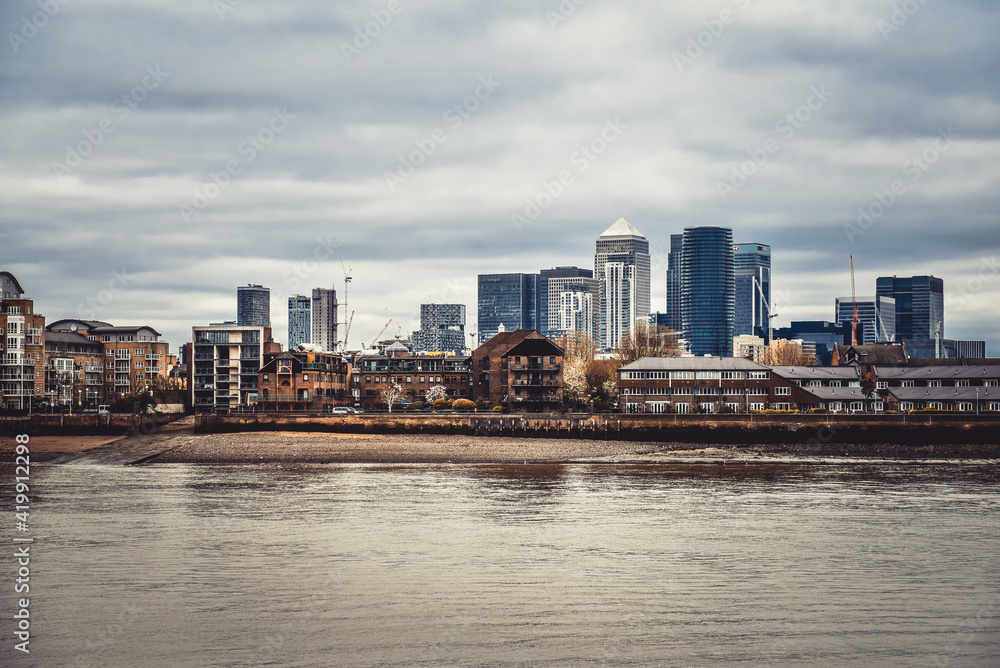 Obraz premium View of the River Thames and skyscrapers in London