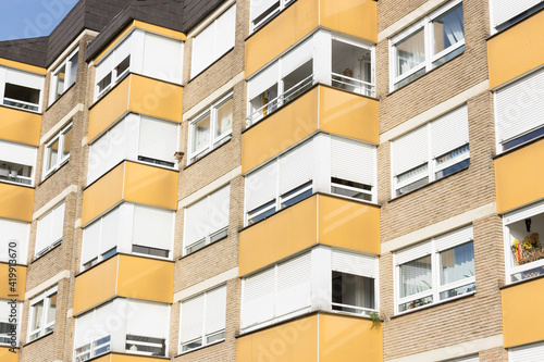 Ältere Immobilie mit vielen Balkonen