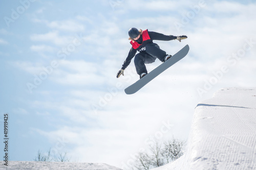 People are enjoying half-pipe skiing / snowboarding	