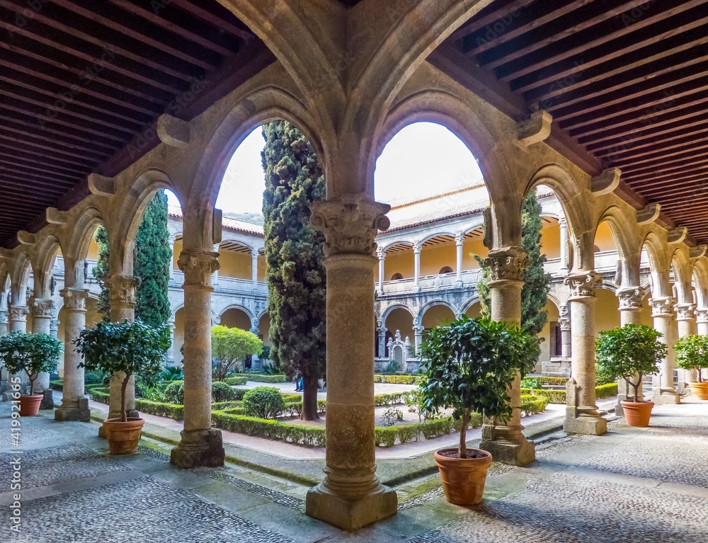 Vista del claustro del monasterio de San Jerónimo de Yuste, donde vivió sus últimos años el rey y emperador Carlos I de España
