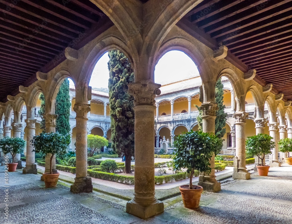 Fototapeta premium Vista del claustro del monasterio de San Jerónimo de Yuste, donde vivió sus últimos años el rey y emperador Carlos I de España