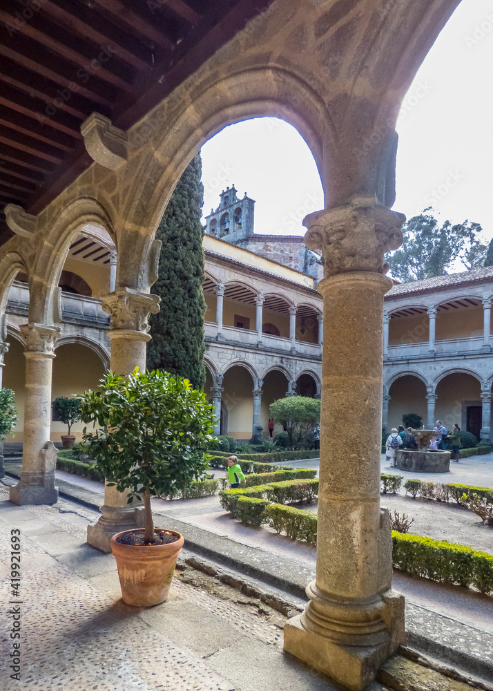 Vista lateral de los arcos del claustro del Monasterio de Yuste (España)