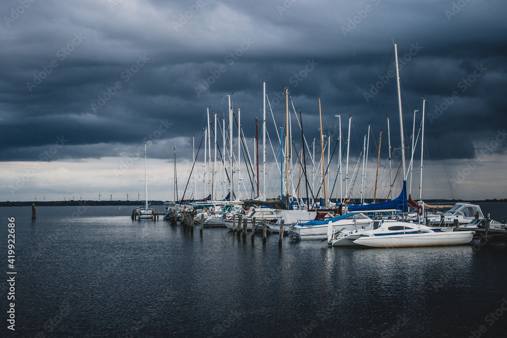 Fototapeta premium Segelboote an der Ostsee bei Sturm