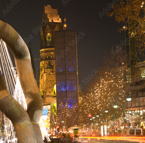 Photography beroin gedaechtniskirche with illuminated christmas decoration