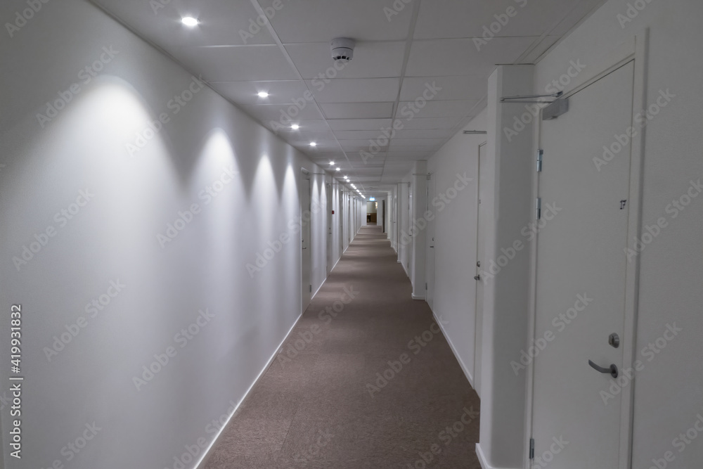 Перспектива белого коридора с дверями без окон.