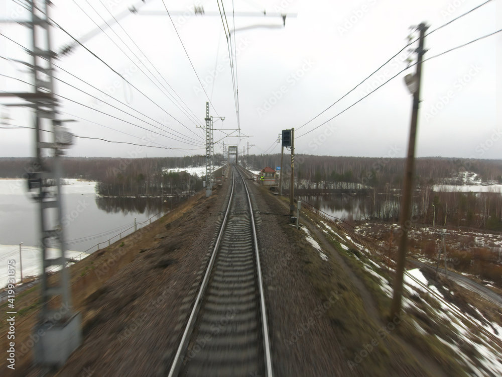 Вид из кабины движущегося локомотива на ж. д путь и мост.