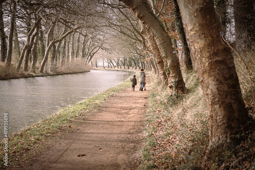 Mère et son fils se promenant le long du canal du midi à la fin de l'automne. Proche du seuil de naurouze. Haute garonne, France