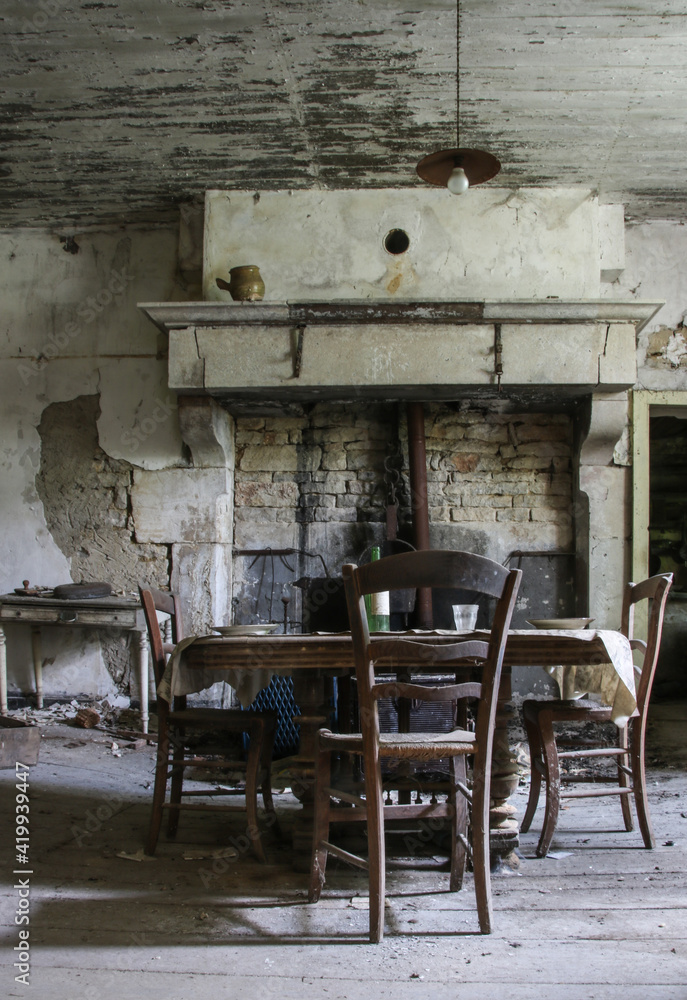 intérieur d'une maison: une cuisine ancienne, délabrée abandonnée avec un besoin de rénovation